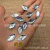 Venta al por mayor de fábrica color diamante acrílico taladro para coser a mano plano prismático fondo plano doble agujero taladro accesorios para ropa accesorios strass