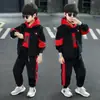 Roupas infantis para outono e inverno, conjunto esportivo infantil de fleece para meninos, moletom infantil moderno com retalhos, calça comprida e colete conjunto de três peças em estoque