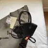 Bolsa Portátil de Concha Transfronteiriça para Mulheres 2025 Nova Moda Versátil Preta Tendência Bolsa Decorativa com Nó na Alça de Ombro Transversal