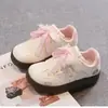 Zapatillas de entrenamiento alemanas para niñas, zapatillas infantiles, zapatos casuales versátiles de suela blanda para niñas pequeñas, nuevos y elegantes zapatos infantiles para primavera y otoño de 2026