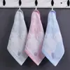 Toallas Pequeñas de Fibra de Bambú de Gasa al por Mayor Recomendadas para Jardín de Infancia para Uso en Casa, Lavado de Cara, Manos de Bebés y Niños, Cuadradas con Colgador