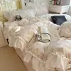 Juego de cuatro piezas de terciopelo de leche bordado estilo francés de grado A, con funda nórdica y sábana de franela de doble cara, y ropa de cama de forro polar de coral