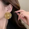 Pendientes Redondos Huecos de Flor de Temperamento de Alta Gama Europeos y Americanos Nuevo Estilo para Mujer Personalidad de Alta Gama Sentido del Diseño de Nicho Accesorios de Pendientes