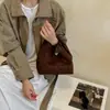 Bolso retro de ante para mujer, nuevo estilo casual y relajado Otoño/Invierno 2026, moda coreana, popular y moderno, adecuado para ir al trabajo