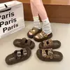 Chinelos peludos de sola grossa estilo coreano, com uma tira, para mulheres, nova coleção outono/inverno 2026, confortáveis e leves, com design de uma tira com fivela, adequados para usar ao ar livre