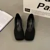 Vento da Noite Francesa Bico Quadrado Baixo Salto Bloco Alto Feminino 2026 Novo Retro Merade Confortável Pequenos Sapatos de Couro Sapatos Individuais