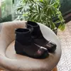 Otoño 2026 Nuevo Estilo Coreano Botines Cortos de Tela Elástica con Dedos Divididos Artificiales para Niñas Botas Divertidas Piggy de Color Bloqueado y Suela Suave para Bebés