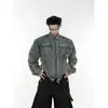 Chaqueta de Mezclilla Corta con Hombros Acolchados Desgastada Lavada Estilo Retro Americano Chaqueta sin Cuello con Diseño Metálico de Marca de Moda para Hombre