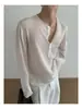 Camiseta de punto de manga larga con cuello henley de color liso estilo coreano para hombres y mujeres, top pullover casual versátil suelto y transpirable de verano