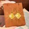 Novos Brincos Rombos Escama de Dragão Banhados a Cobre Dourado Estilo Chinês, Luxo Leve com Toque de Alto Padrão, Brincos Brilhantes de Folha de Cristal de Gelo, Alta Retenção de Cor