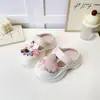 Zapatos de plataforma para niñas con agujeros en forma de corazón, suela gruesa, nuevos de verano 2026, chanclas cerradas lindas para niños, para la playa
