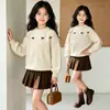 Conjunto de Suéter Jacquard Elegante com Laço e Gola Redonda e Saia de Lã para Meninas 2026 Novo Estiloso Fashionable Tricô Tendência
