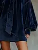 Estação Independente da Amazon de Roupas Europeias e Americanas 2025 Roupas de Outono e Inverno Vestido Curto de Veludo com Manga Longa e Laço