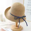 26 Años de Nuevos Estilos: Sombrero de Paja con Lazo de Cinta Azul Denim Tejido Fino y Ala Pequeña para Mujer, Primavera y Verano, Estilo Relajado y Perezoso, Protección Solar