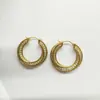 Fábrica de Joyería Aretes Franceses de Alta Gama con Superficie Curva con Circonio Incrustado Aretes Cobre Chapado en Oro Real Aretes de Moda Nicho