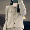 Lã Pura 2025 Novo Outono e Inverno Feminino Solto Gola Redonda Bordado de Rosa Amigo da Pele Tricô Cardigan Top Jaqueta Suéter