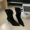 Primeiro Encontro Temporada Botas de Moda Femininas 2026 Outono Inverno Novo Estilo Temperamento Emagrecedoras Botas Estampa de Leopardo Bico Fino Salto Agulha Camurça Salto Alto Botas de Cano Curto