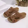 Novos chinelos casuais femininos plus size para uso externo, sandálias de praia leves com sola grossa, chinelos femininos respiráveis.