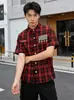 Camisa de Manga Curta com Patch de Xadrez Manchas de Tinta Strass Bordado de Letras para Homens, Nova Blusa Casual Patchwork Primavera/Verão para Mulheres