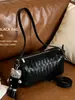Bolsa Versátil Nova Moda Outono 2026 Bolsa de Ombro Único Transversal Bolsa Cilindro Acolchoada para o Dia a Dia Bolsa Feminina