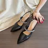 Sapatos Femininos de Salto Agulha Bico Fino Sem Costas Baixos de Calçar Verão 2025 Couro Macio com Strass Sandálias Fechadas Elásticas para Mulheres