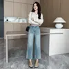 Calça cropped reta azul clara, jeans cigarette elástico, etiqueta de couro da moda, cintura alta, modelagem que afina, calça baguete versátil