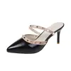 Sandálias de salto agulha bico fino estilo novo de verão para mulheres, estilo meia-chinelo moderno, adequadas para uso ao ar livre