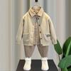 Conjunto de Roupa para Bebê Menino Primavera 2026 Novo Estilo Jaqueta para Meninos Camisa Xadrez Suéter Conjunto de Três Peças para Crianças Primavera e Outono Estilo Fino