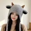 Adorable y peculiar sombrero de orejeras de peluche con cuernos de oveja para mujer para otoño e invierno, engrosado para abrigar, versátil y estiliza el rostro, un sombrero Lei Feng