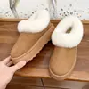 Botas de neve femininas com sola grossa para o inverno de 2026, forradas com fleece e espessadas para aquecimento, perfeitas com vestidos, sapatos de algodão felpudo, design de calçar e botas de algodão antiderrapantes