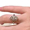 Anillo Anillo de Flor de Luan con Cruz Hueca Europea y Americana Diseño de Nicho para Mujer Anillo Abierto de Lujo Ligero Antiguo Venta al por Mayor