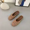 Sandálias Fechadas Respiráveis de Tecido de Linho com Salto Bloco Quadrado para Mulheres 2026 Novo Estilo Coreano Nicho Casual Férias Meia-Pantufa