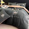 Nuevo Juego de Cuatro Piezas Bordado de Terciopelo de Cristal, Funda de Edredón Doble Engrosada, Juego de Sábanas de Tres Piezas, Franela de Terciopelo de Leche, Sin Pelusa
