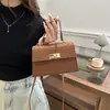 Bolso Pequeño Cuadrado Retro Estilo Británico de Nicho para Mujer, Nuevo Modelo Transfronterizo, Versátil, Bolso de Hombro y Cruzado de Moda de Gama Alta
