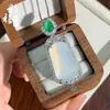 Ágata transparente como el hielo incrustado con un charm de "Sin Preocupaciones", un colgante de jade, disponible en múltiples colores, un elegante colgante de jade para mujer, al por mayor