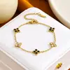 Pulseira de aço titânio com trevo de quatro folhas e strass para mulheres, best-seller transfronteiriço europeu e americano, joia requintada de luxo leve, pulseira versátil estilo europeu e americano