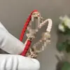 Pulsera Trenzada Hebilla de Herradura Redonda de Circonita Roja Europea y Americana Diseño de Nicho Pulsera Exquisita de Gama Alta para Mujer
