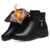 Botas Femininas de Algodão em Couro Macio 2026 Novo Estilo de Inverno Botas Forradas com Lã Botas Femininas Curtas Sola Macia Antiderrapante Sapatos de Algodão para Meia-Idade e Idosos