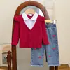 Conjunto Falso de Dos Piezas para Niñas de Otoño e Invierno: Top de Costilla Rojo + Jeans con Bordado de Cereza, Elegante Conjunto de Dos Piezas para Bebés y Niños Pequeños