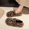 Chinelos de pelúcia com estampa de leopardo para mulheres, sapatos de lã de cordeiro, novo estilo de inverno moderno, sapatos de algodão femininos estilosos de alta qualidade