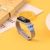 En stock Venta al por mayor Reloj electrónico LED de luz blanca de dibujos animados lindo impermeable Reloj deportivo de pulsera táctil para estudiantes de primaria y secundaria