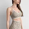 Top esportivo de alta sustentação com estampa de leopardo em cores contrastantes, com regata esportiva integrada e bojos removíveis