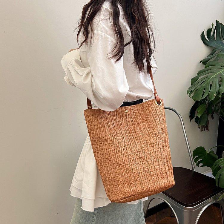 编织包女包新款潮2024夏草编简约百搭小清新水桶包个性单肩斜