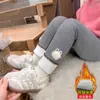 Leggings femininos estilo coreano com forro de fleece e orelhas de pompom, nova coleção outono/inverno 2026, calças compridas estilosas para meninas pequenas