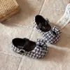 Sapatos de couro com laço para meninas, nova coleção primavera/outono 2026, sapatos Mary Jane modernos e versáteis, sapatos de princesa xadrez, da moda