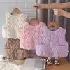 Chaleco acolchado ligero para niñas, tallas pequeño y mediano, con diseño en relieve en forma de corazón, adecuado para usar en capas y proporcionar calor, una prenda sin mangas para el uso diario