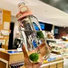 Vaso de vidrio de gran capacidad, resistente al calor y a las caídas, con un infusor incorporado para separar las hojas de té del agua, y una pajilla para beber fácilmente sobre la marcha