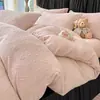 Juego de ropa de cama de cuatro piezas de terciopelo de leche con estampado de corazones rosas para otoño e invierno, que incluye una funda de edredón gruesa y cálida y un juego de sábanas de tres piezas