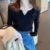Camiseta base de punto blanco para mujer, nuevo top de otoño, capa interior para traje estilo Chanel, suéter de cuello en V para principios de otoño