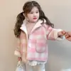Abrigo de invierno para niña, nuevo 2026 estilo coreano, forrado de felpa y engrosado, con capucha de oso pequeño y estampado a cuadros